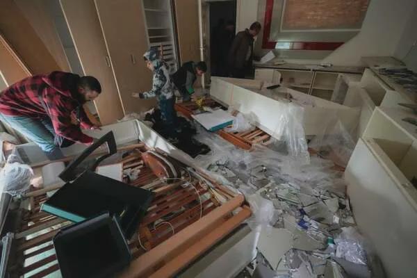 前总统喜欢赤着上身阿斯玛年轻又漂亮龙8头号玩家巴尔沙旧照片被翻出！(图4)