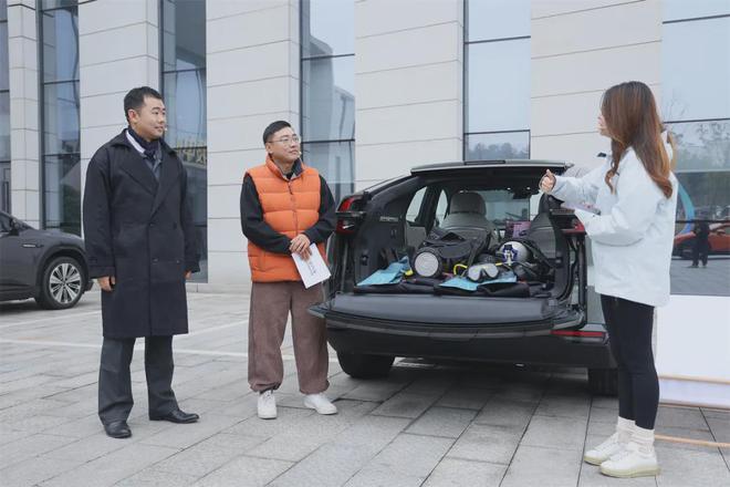 法！看“第三辆车”如何“抵三辆车”龙8国际头号玩家伙伴E起聊升级新享(图10)